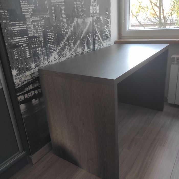 Biurko z trzema szufladami