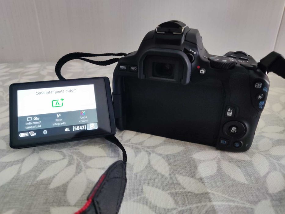 Máquina Fotográfica Canon EOS 250D