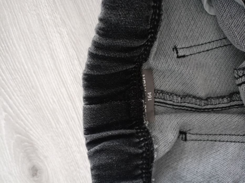 Jak nowe spodnie jeansowe chłopięce rozmiar 164 szare