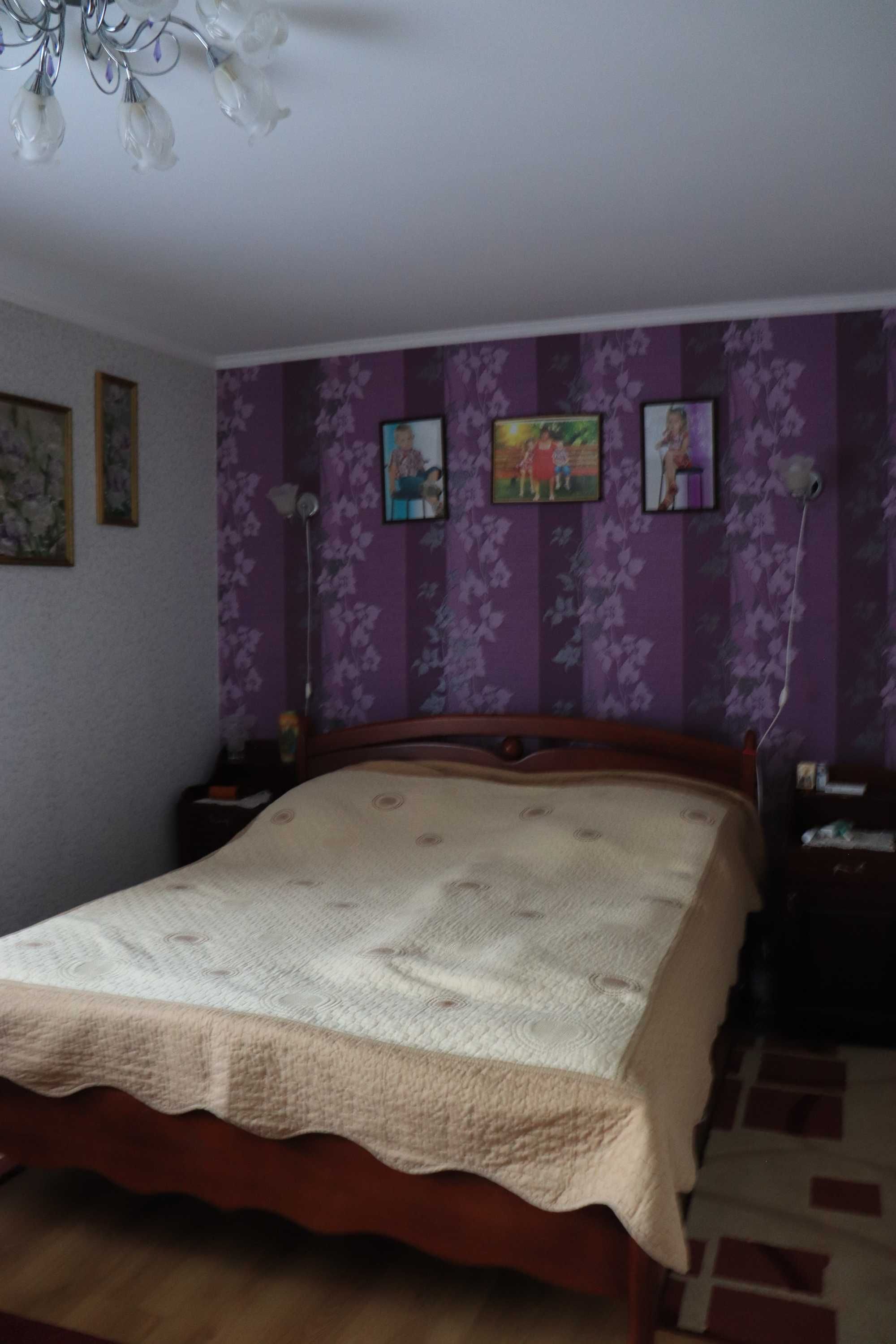 Продам дворище з 2-а будинками, госп. будівлями та земельною ділянкою