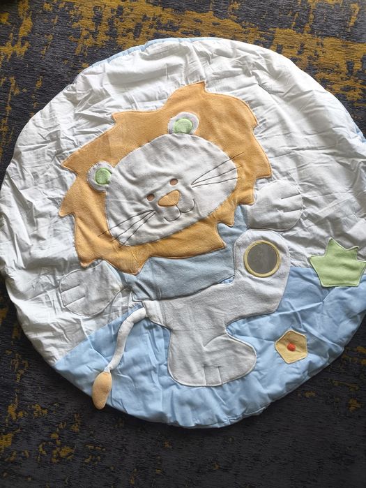 Tapete de atividades de leão para bebé