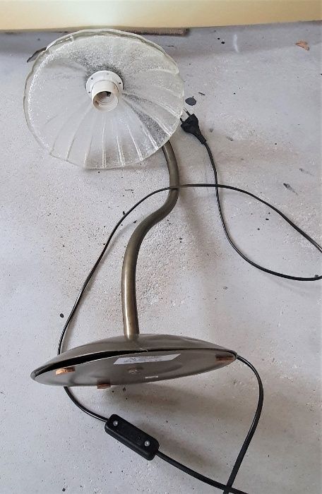 lampa wisząca duża i lampa stojąca biurko złota patyna szklany klosz