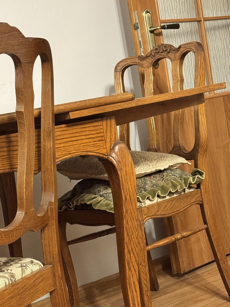 Rozkłany drewniany stół