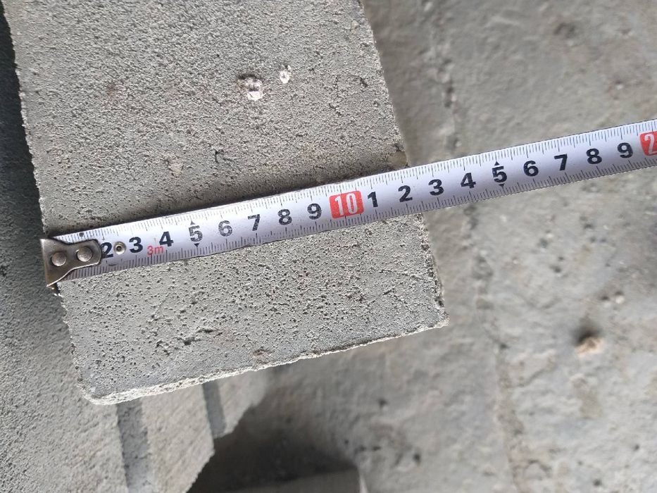 Betonowe słupki graniczne geodezyjne