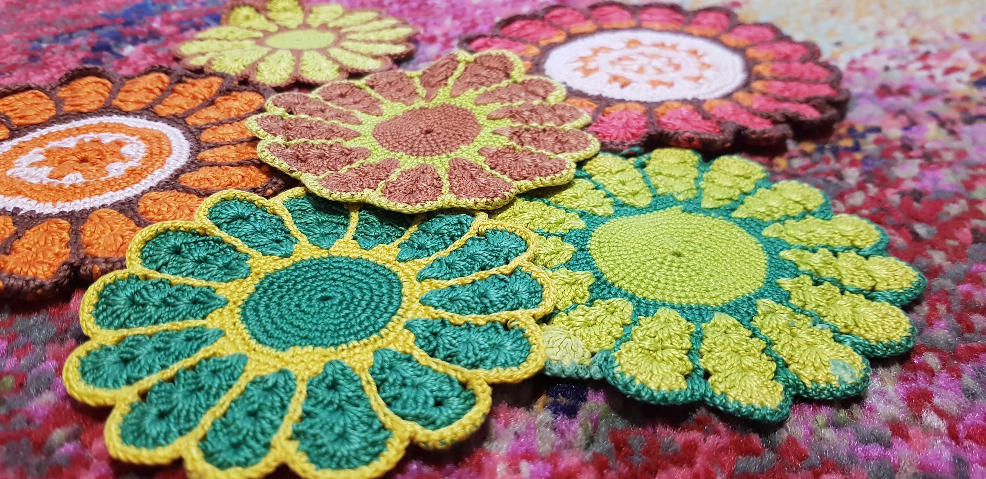 Komplet 6 plecionych szydełkowanych podkładek crochet kwiaty lata 70.