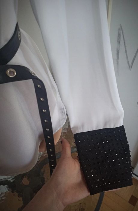 Biała bluzka goth z czarnymi dodatkami