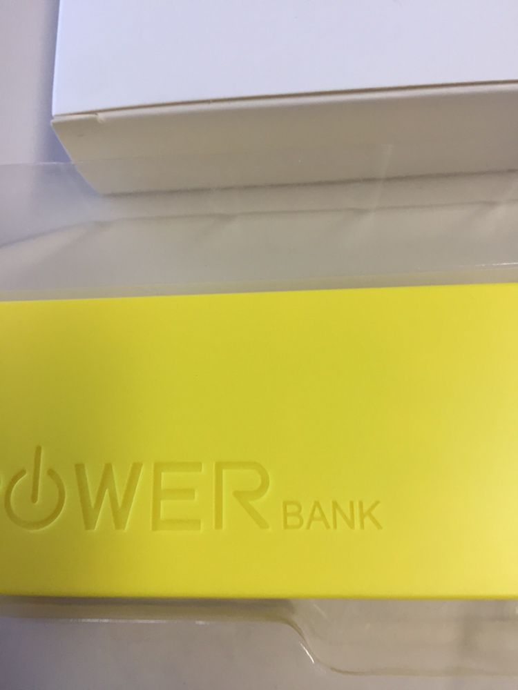 Power Bank em amarelo
