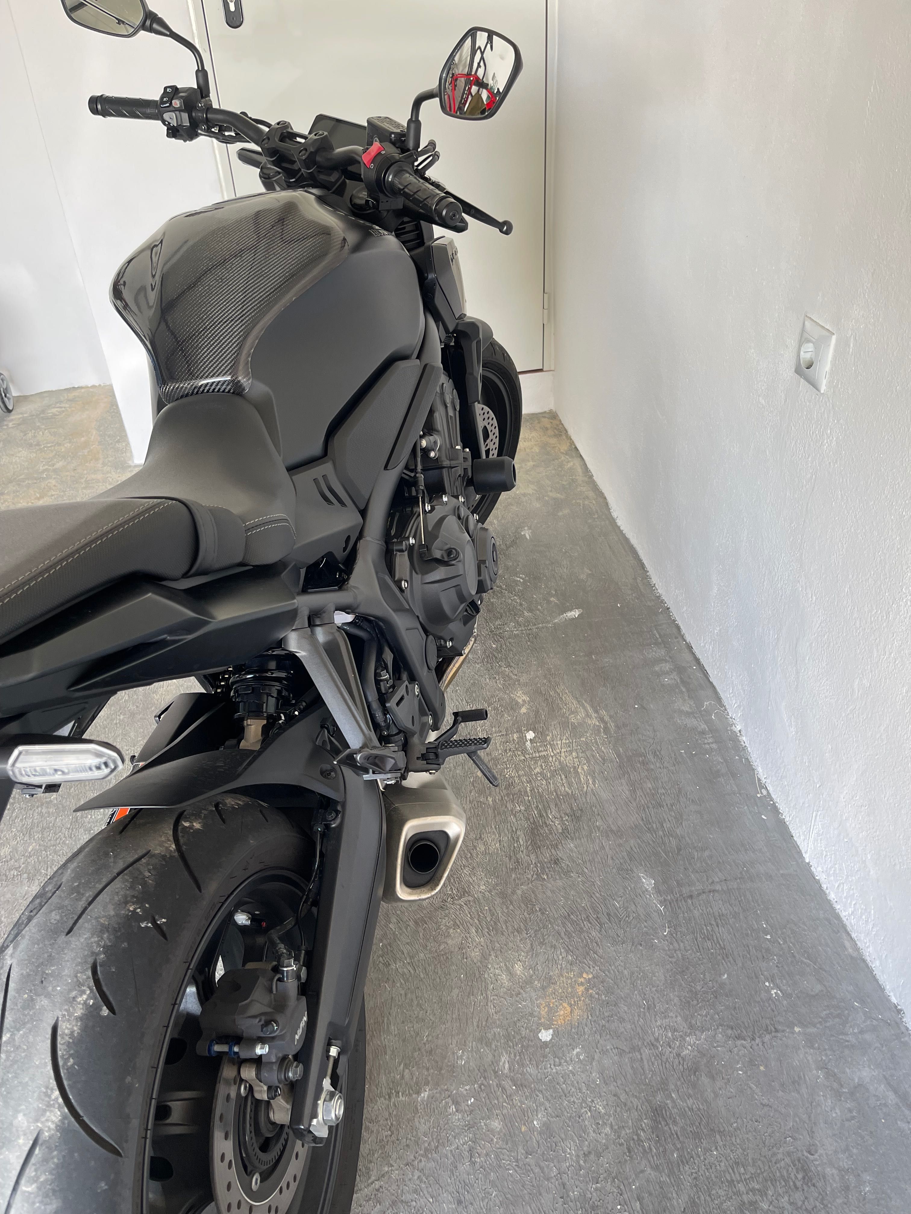 Honda cb650r como nova