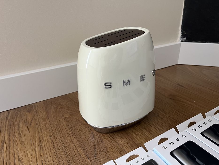 Vendo Bloco + 6 facas SMEG - NOVO!