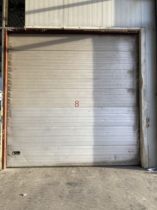Brama garażowa panelowa firmy Nassau chłodnia