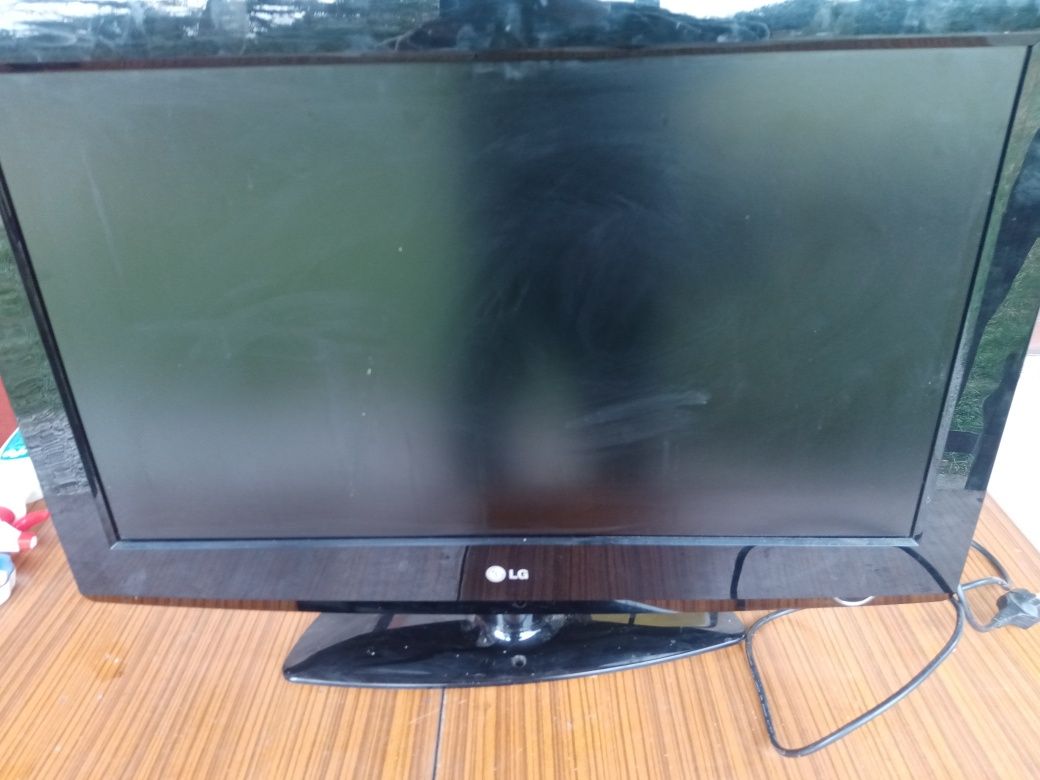 Telewizor LG z pilotem