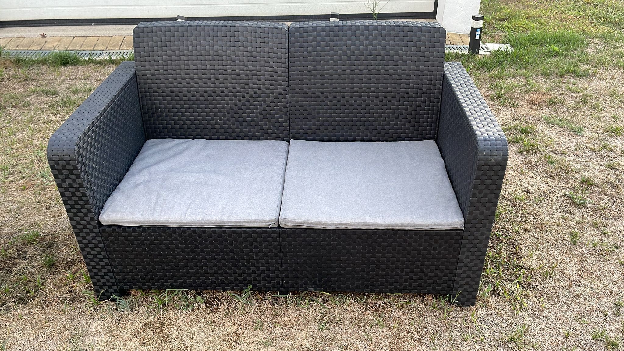 Conjunto de jardim: sofá 2 lugares + 2 bancos + mesa com arrumos