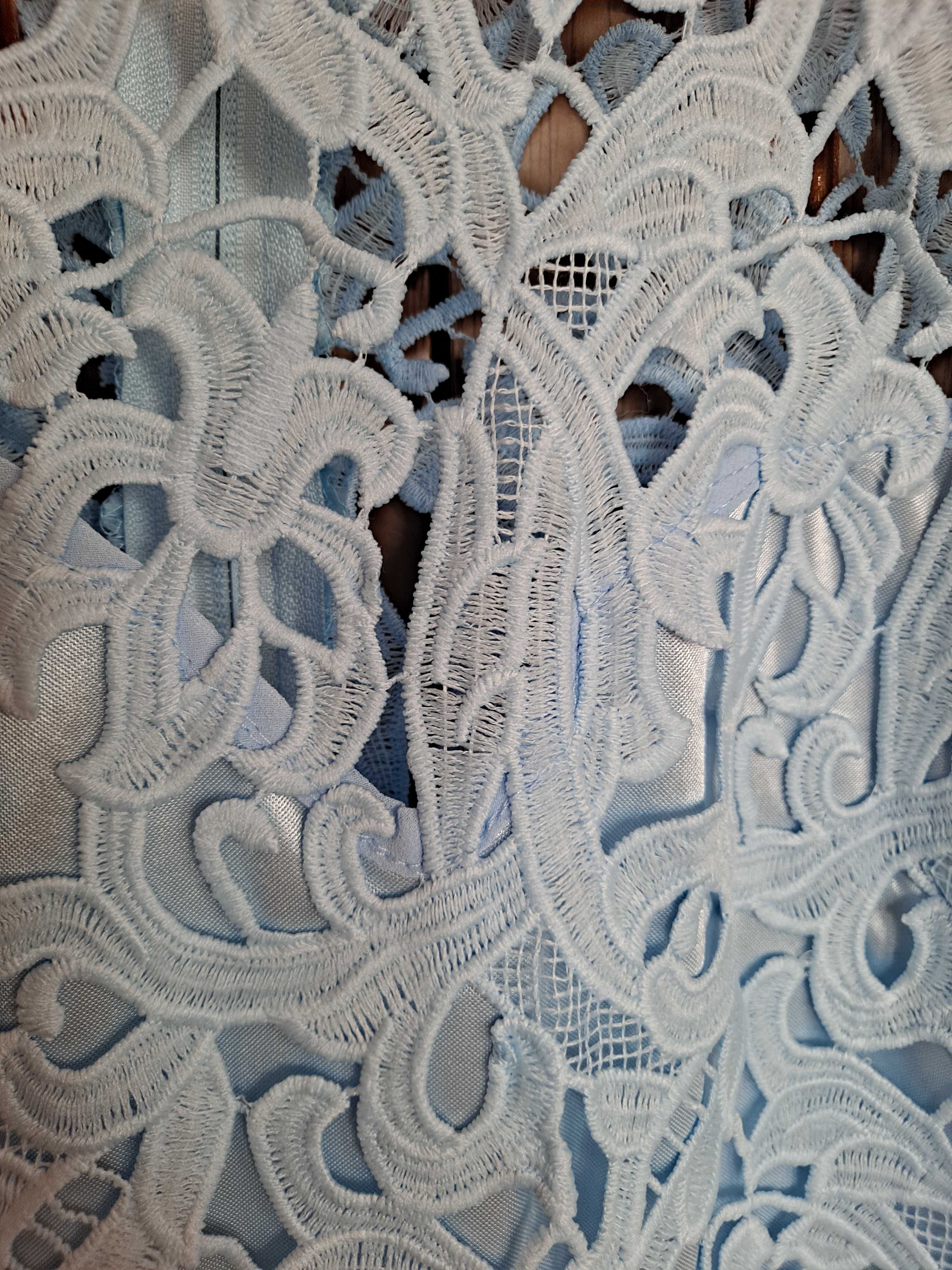 Jasnoniebieska ażurowa sukienka okrągły dekolt rękaw motylek r. ok. 36