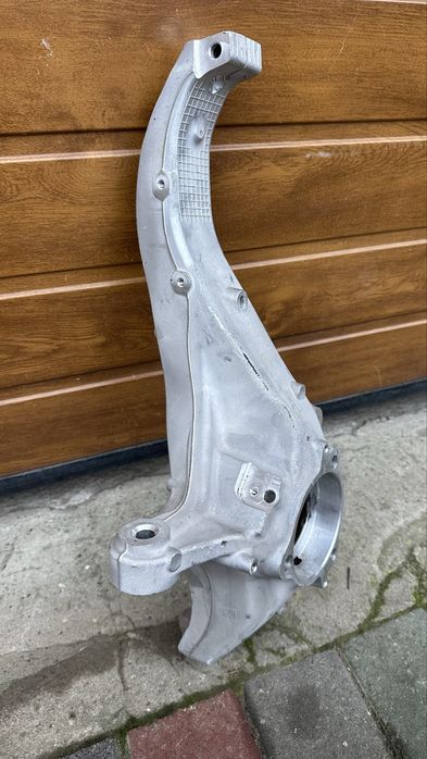 Цапфа передня ліва tesla model y juniper