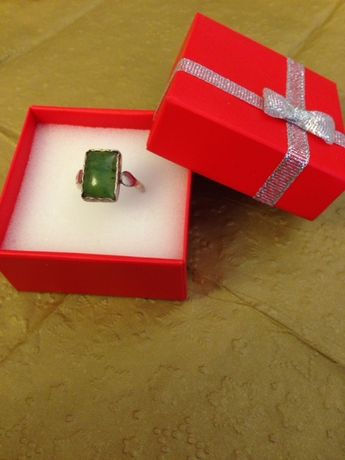 Stary, piękny pierścionek z zielonym oczkiem - prezent ?