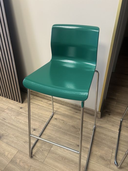 Designerskie krzesło barowe – zielone, metalowe nogi