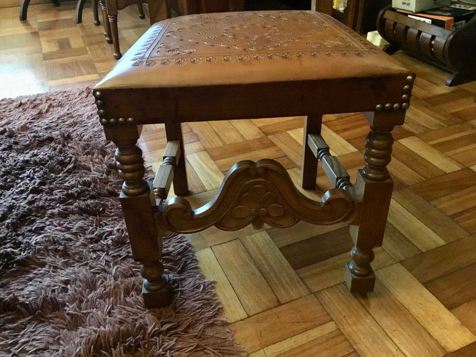 Cadeiras de sala de jantar em madeira maciça e pele.