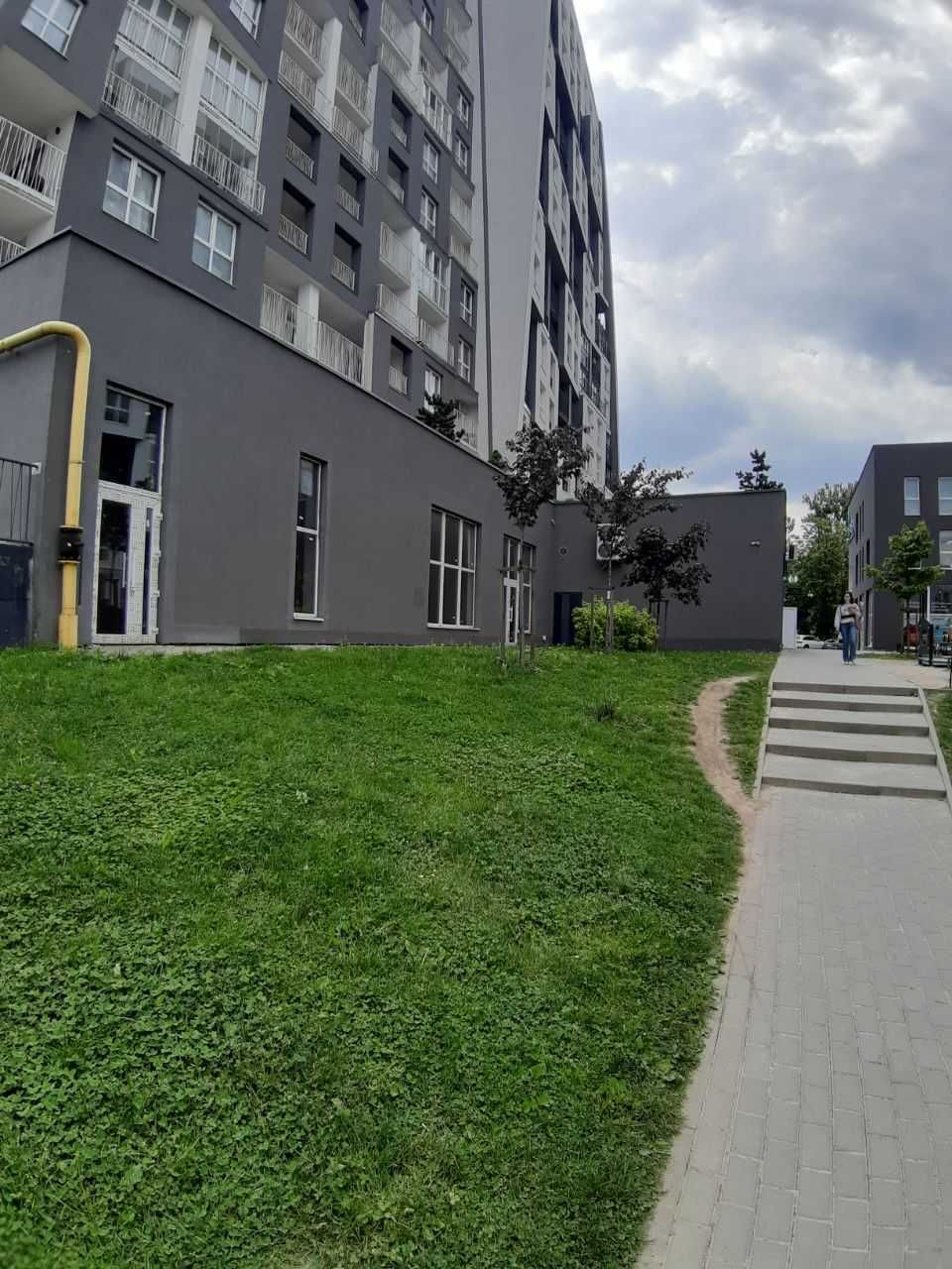 Продаж фасадного приміщення в ЖК Америка 380 м2