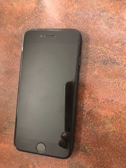 Продам Айфон 8