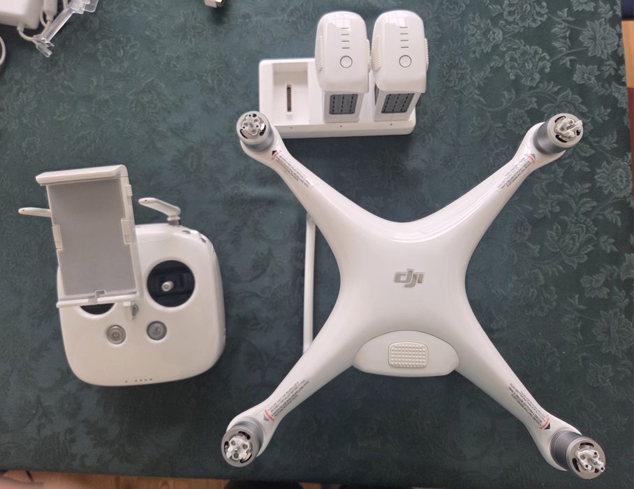 Drone DJI Phantom 4 em bom estado de conservação