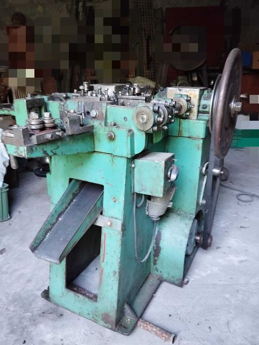 Gwoździarka, półautomat do produkcji gwoździ mało gabarytowych.