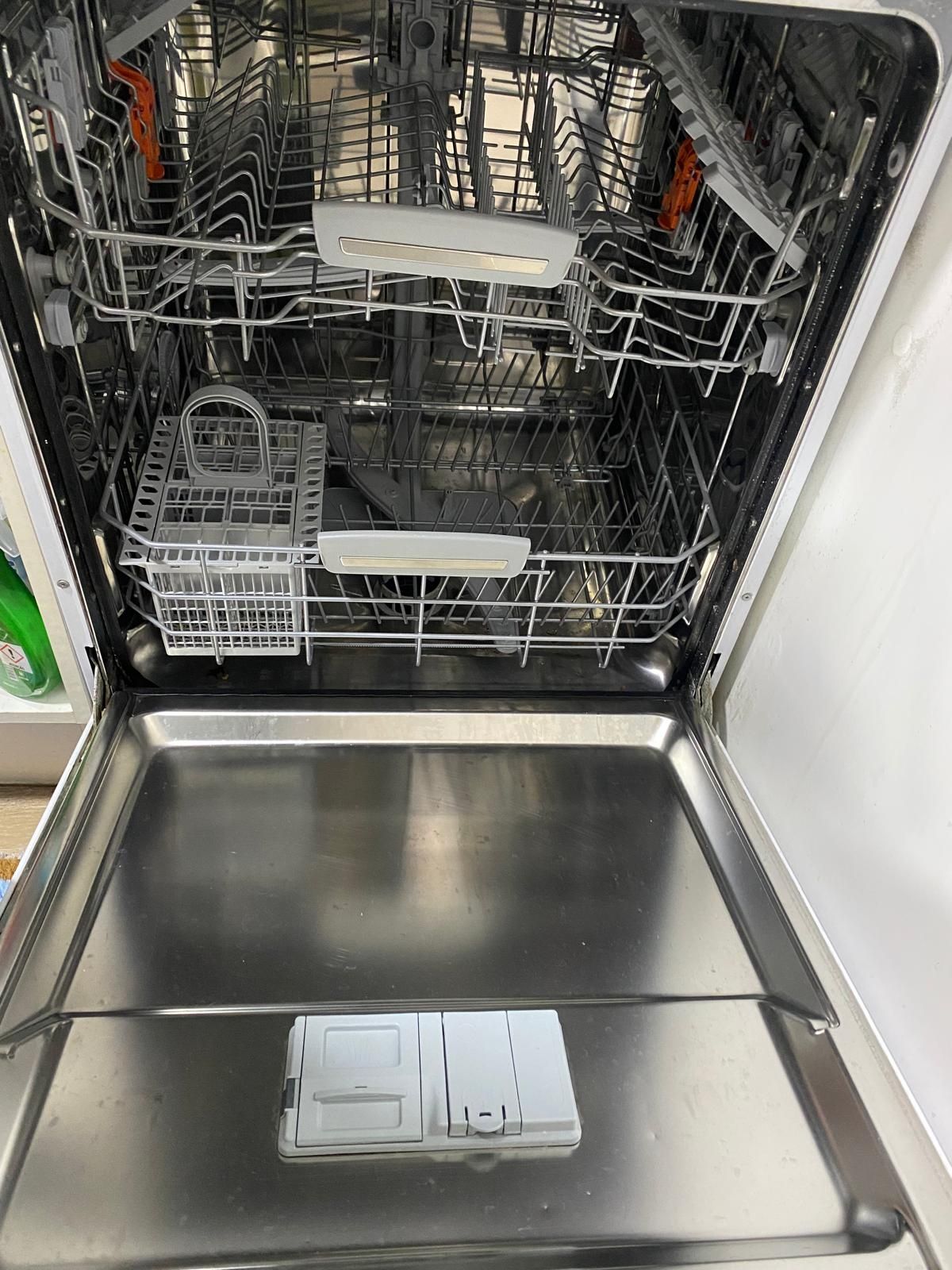 Máquina lavar loiça Hotpoint Ariston