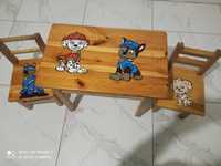 Drewniany stolik z dwoma krzesełkami dla dzieci
