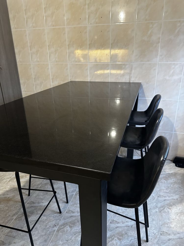 Mesa em marmore  verdadeiro  com 6 cadeiras altas