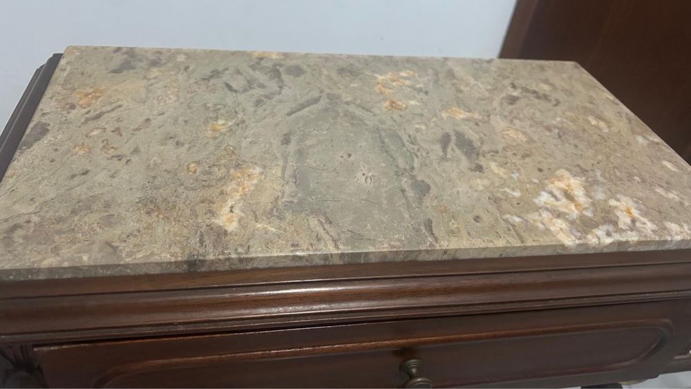 Mesa de apoio antiga em madeira com tampo em mármore