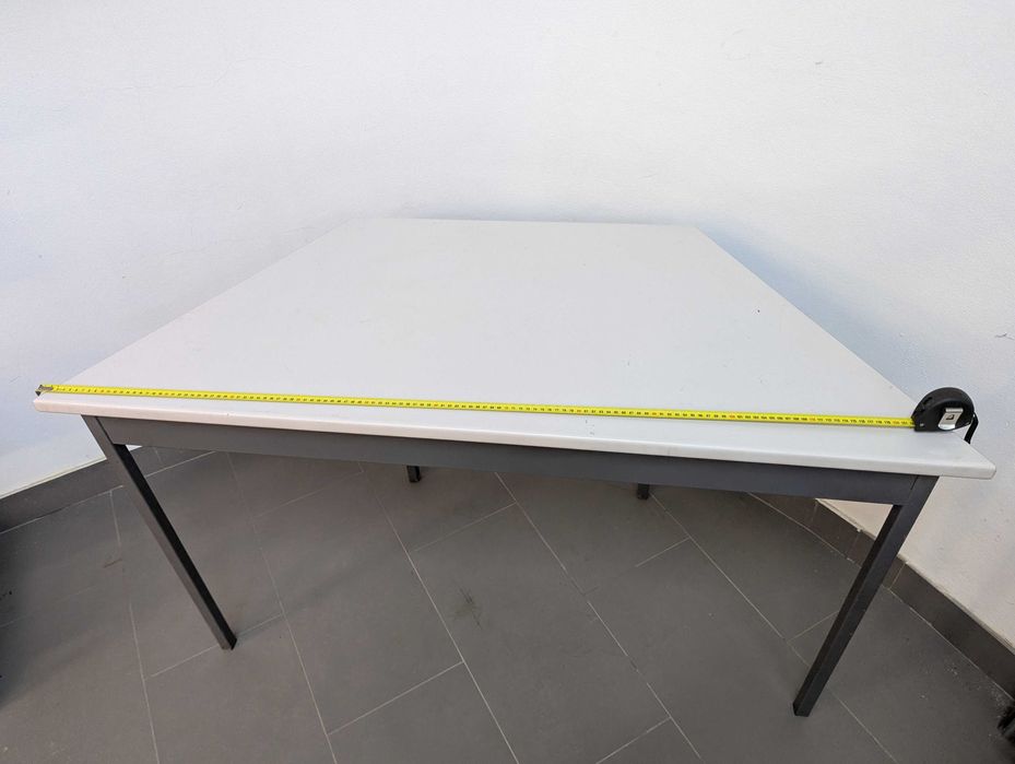 Mesa de canto triangular cinza 130/67x67x57cm