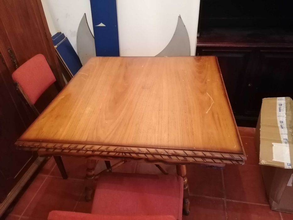 Mesa extensível, antiga mas em excelente estado de conservação