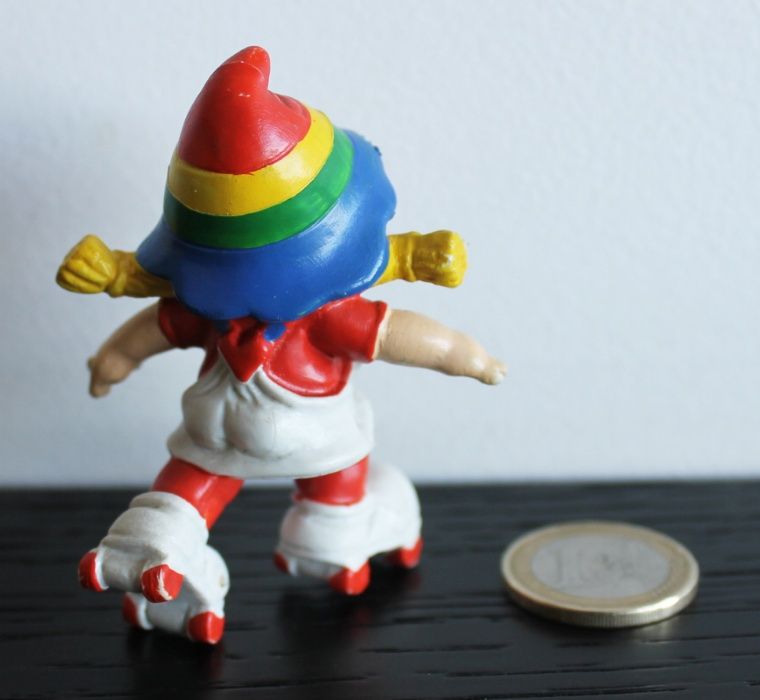 Boneca em PVC da série arco-íris da Maia Borges