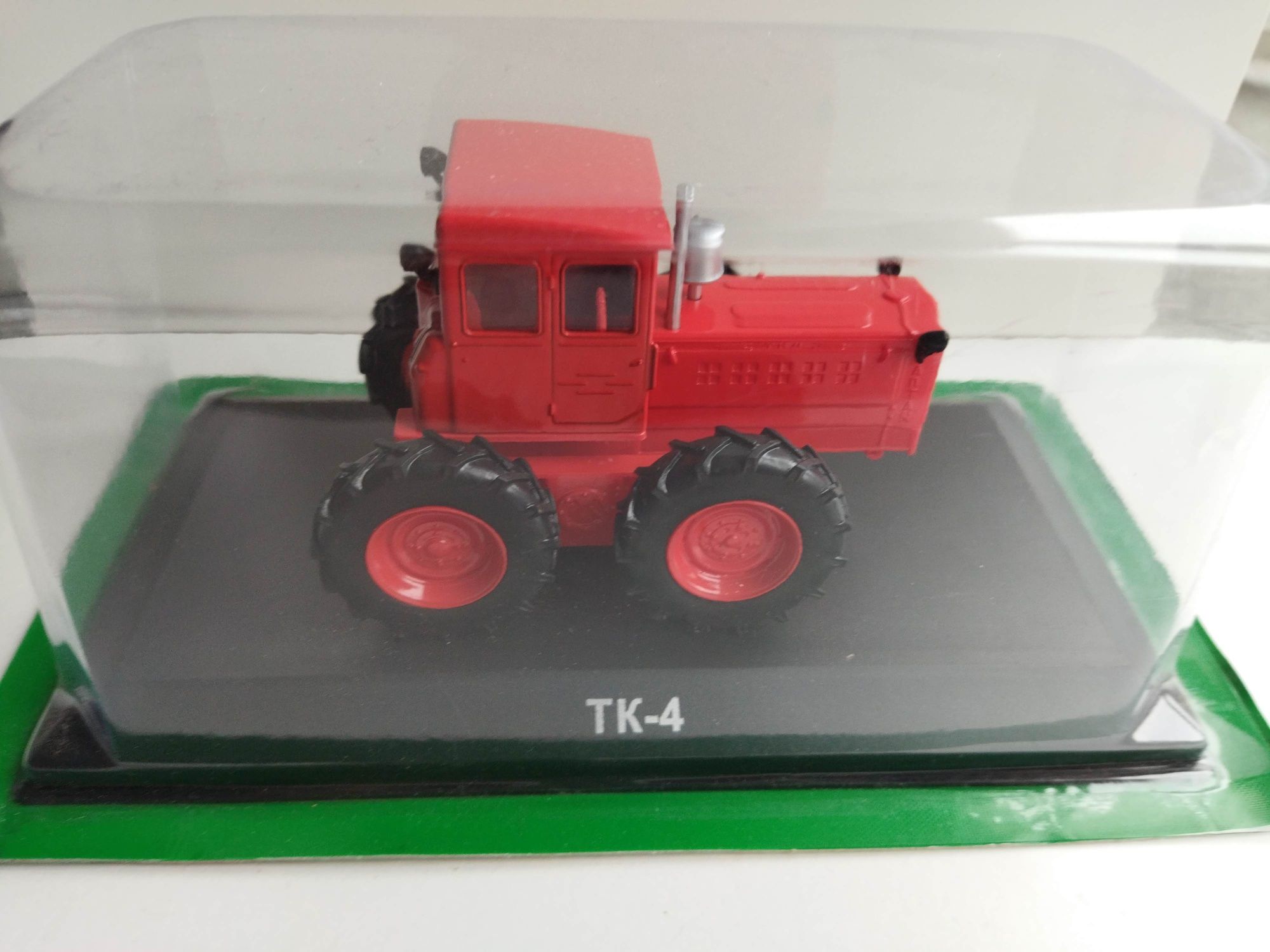 Traktor TK-4 Hachette