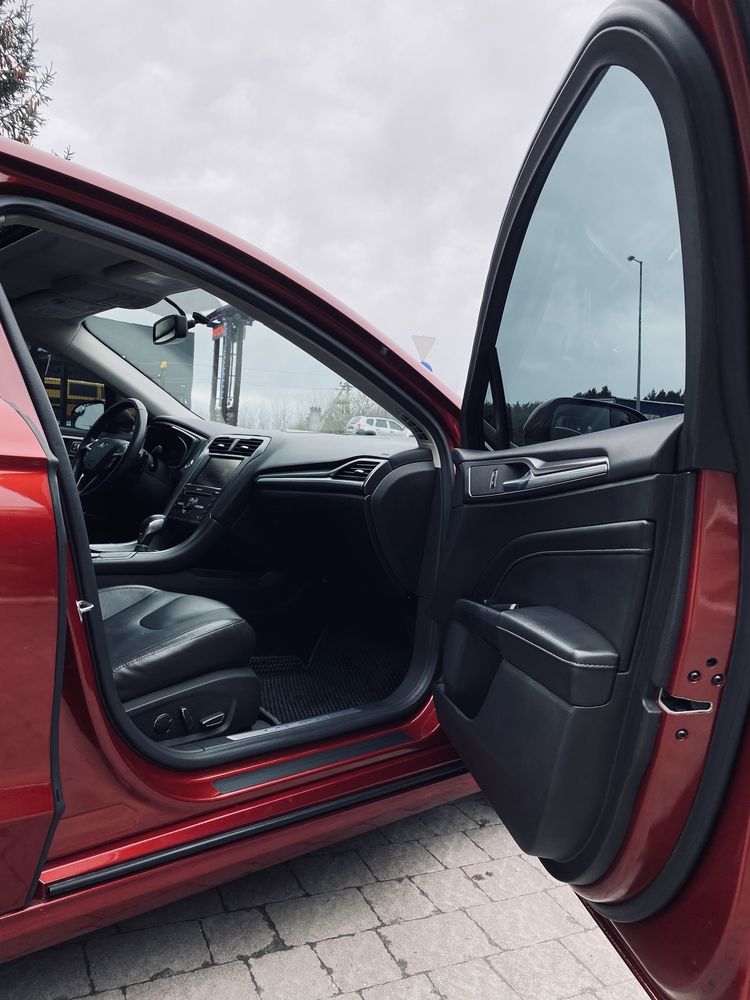 Ford Fusion Titanium насичений червоний колір