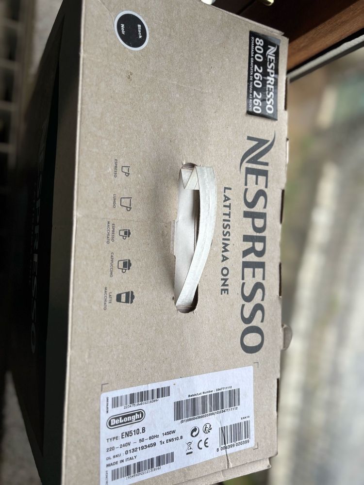 Máquina de Café DELONGHI Nespresso Lattissima One Evo EN510.B Preto