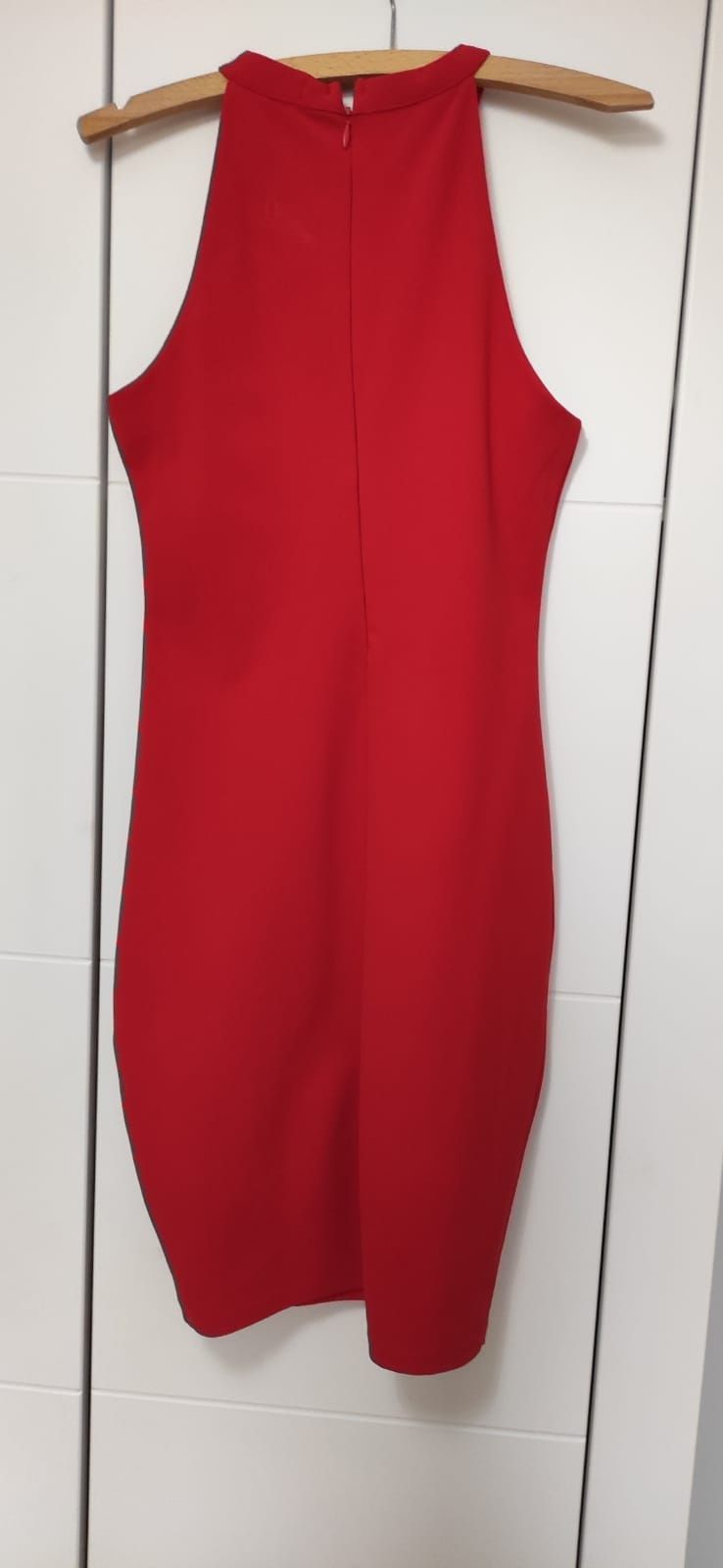 Dopasowana czerwona sukienka