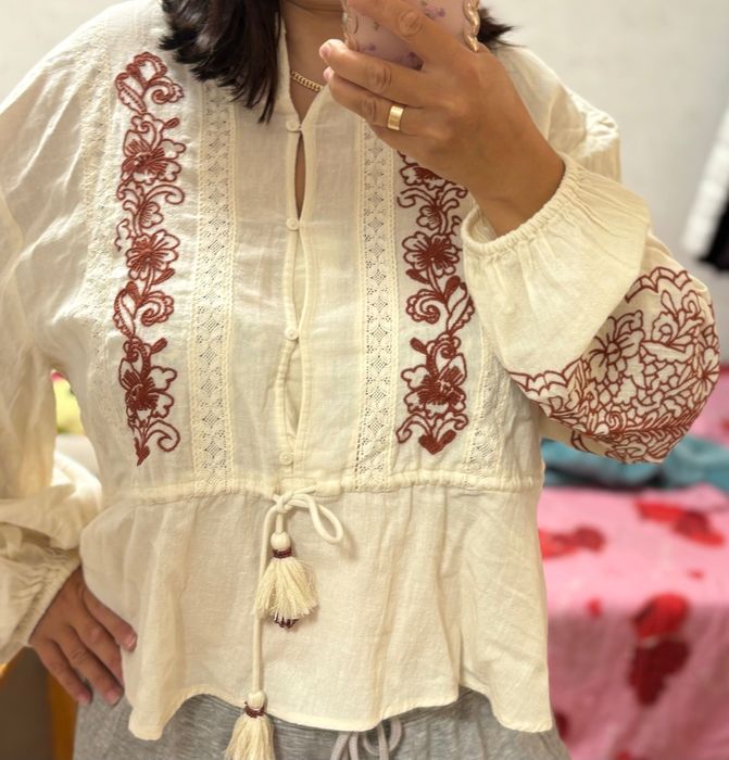 Блуза Zara з вишивкою та шнурками, розмір M