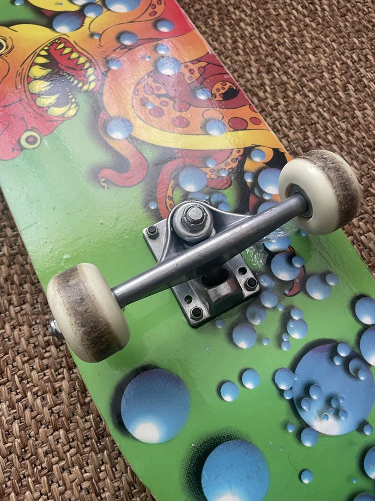 Skate verde com monstro usado
