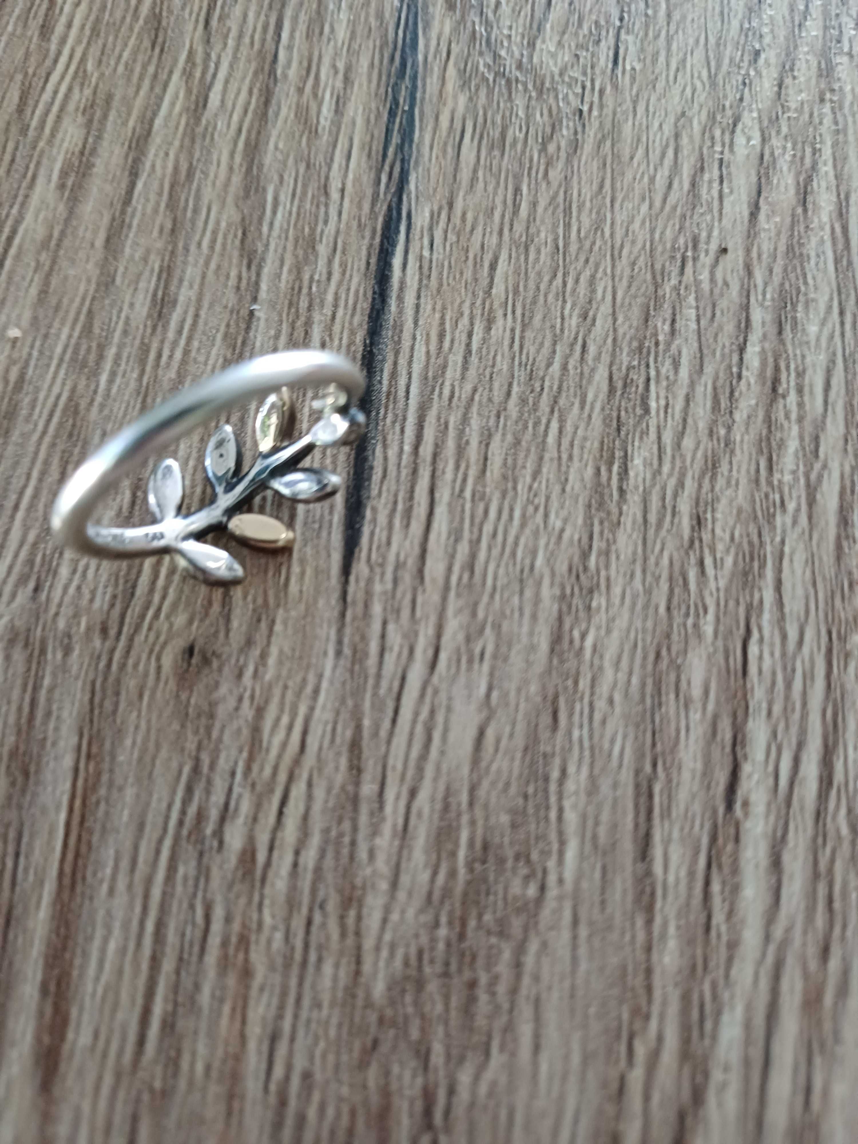 Pandora pierścionek srebrno- złoty liść  r. 50