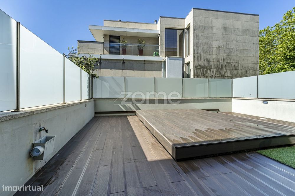 Moradia T4 com piscina, 2 terraços e ascensor junto à CUF, Porto