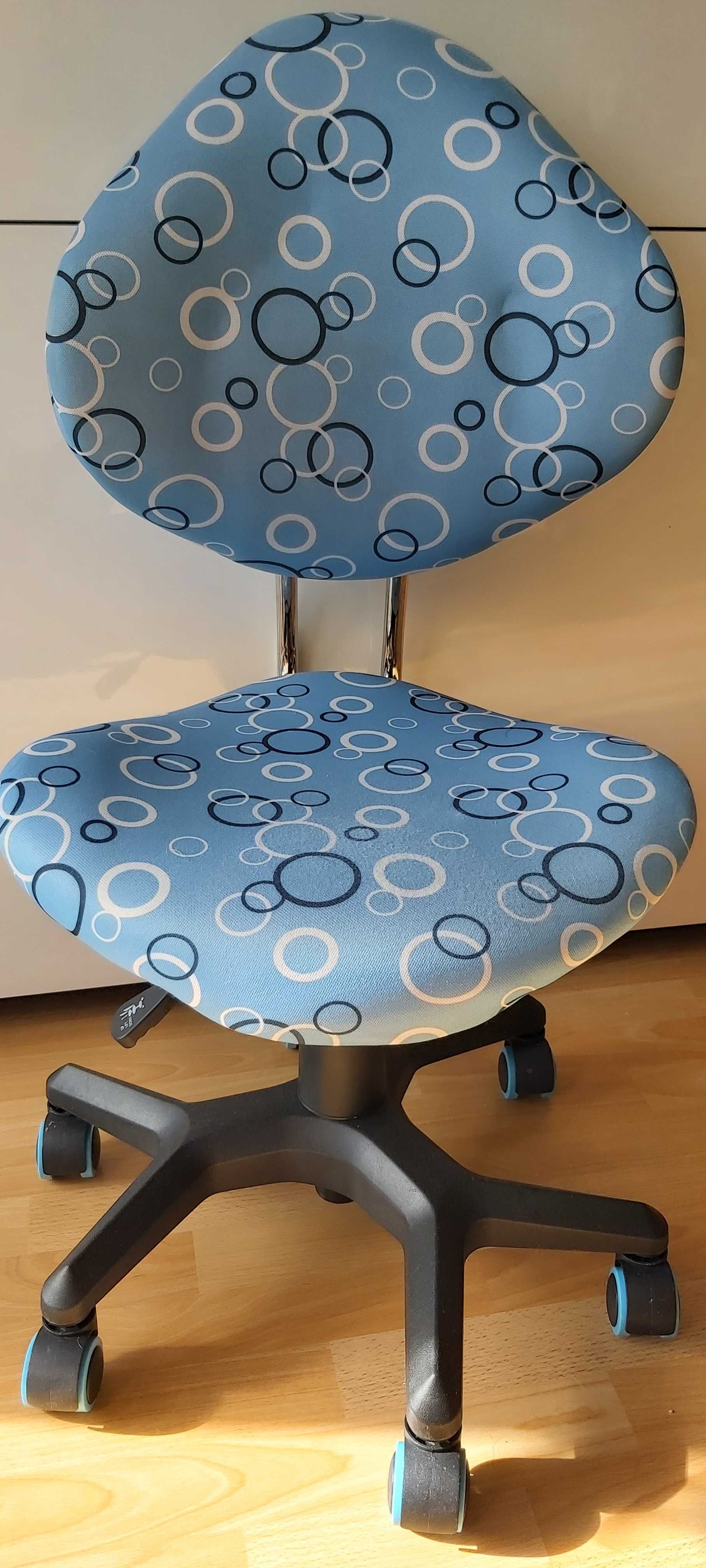 Krzeslo dla dzieci w wieku przedszkolnym i wczesno szkolnym