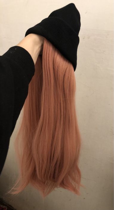 Rozowa peruka polaczona z czapka