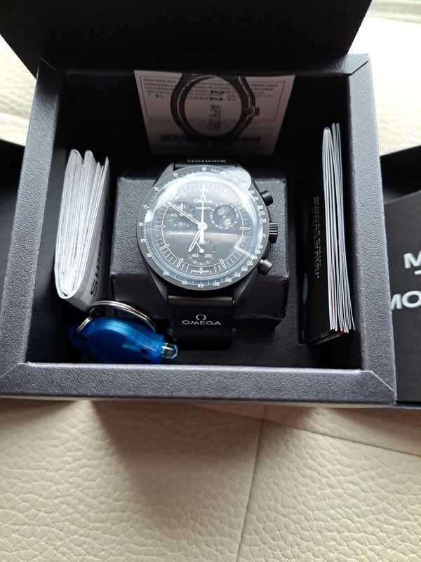 Omega x Swatch Snoopy Watch - Moonphase SO33B700 Design