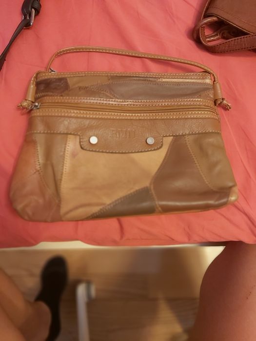 3 malas a primeira custa 15 as outras duas são de pele custão 20