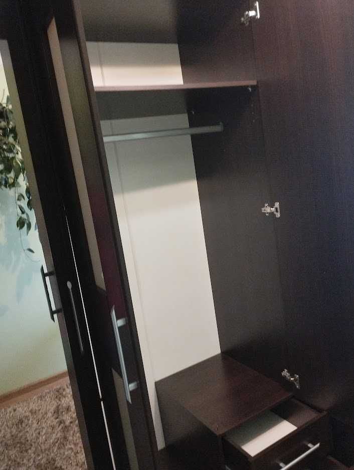 Szafa pięciodrzwiowa z lustrem
