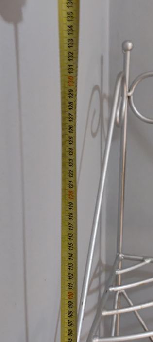 Narożny metalowy kwietnik