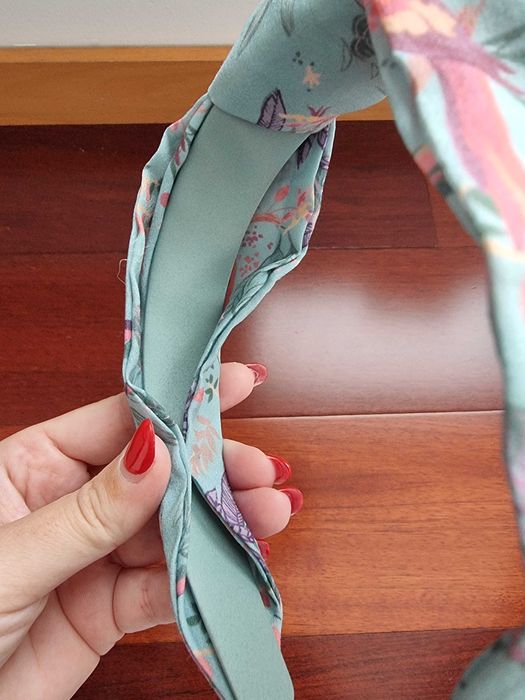 Fita de cabelo azul clara com padrão florido