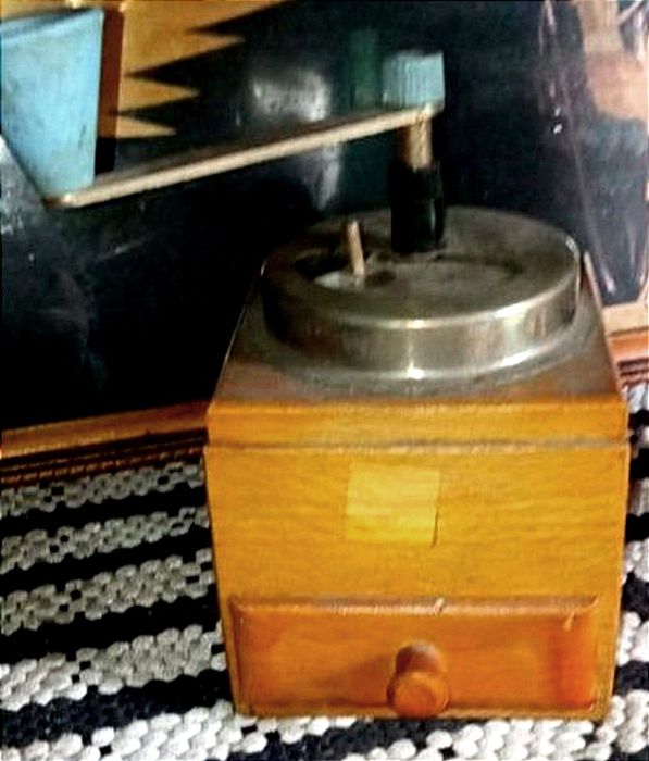 Stare dwa młynki do pieprzu