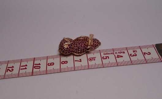 Zawieszka sowa z rubinami srebro złocone.