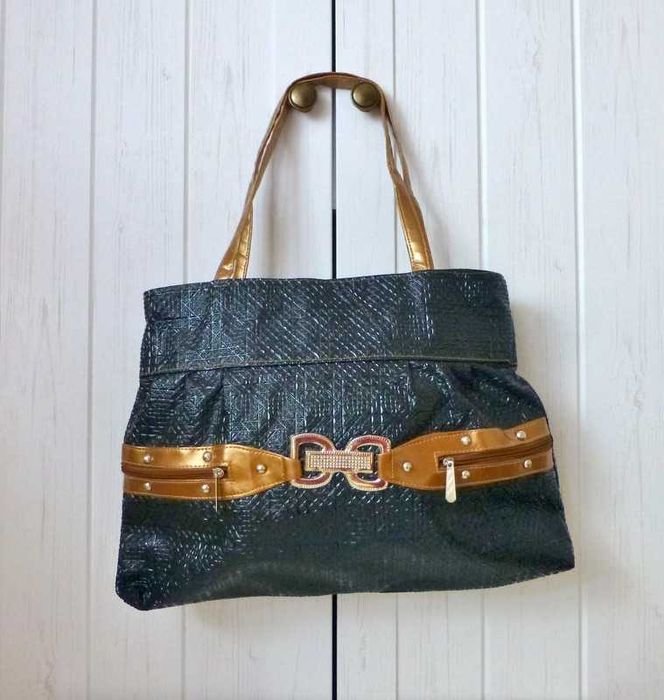 Czarna lakierowana torba shopper mieszcząca A4